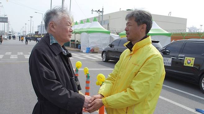 소설가 김훈이 유민 아빠 김영오씨와 이야기를 나누고 있다. <한국방송> 제공