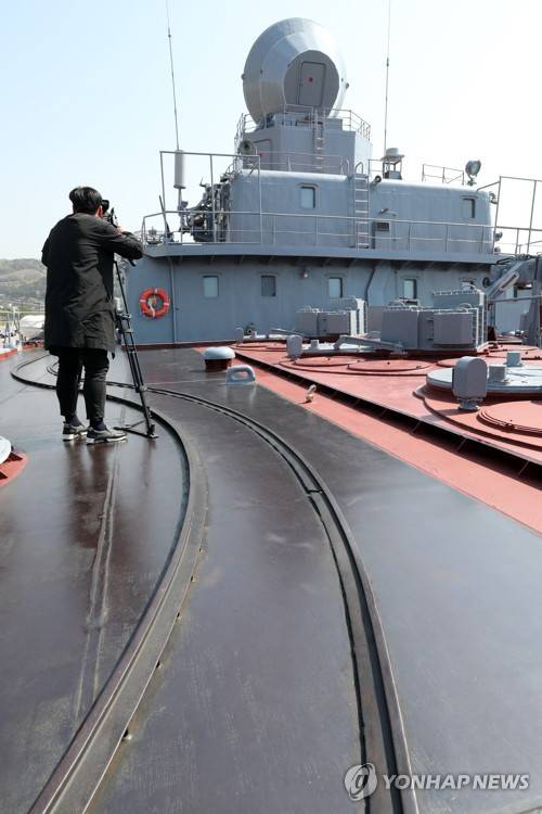 (부산=연합뉴스) 김재홍 기자 = 13일 부산 해군작전사령부에 정박한 러시아 해군 태평양함대 소속의 1만1천t급 유도탄 순양함 바랴크함의 갑판에 기뢰 등을 운반하는 레일이 놓여있다. 바랴크함은 P-500 바잘트 대함미사일 16기, S-300 장거리 대공미사일 64기, AK-130 130㎜ 함포 1문, Ka-25 헬기 1대를 탑재하고 있다. 승조원은 520여명이다. 2017.4.13       pitbull@yna.co.kr