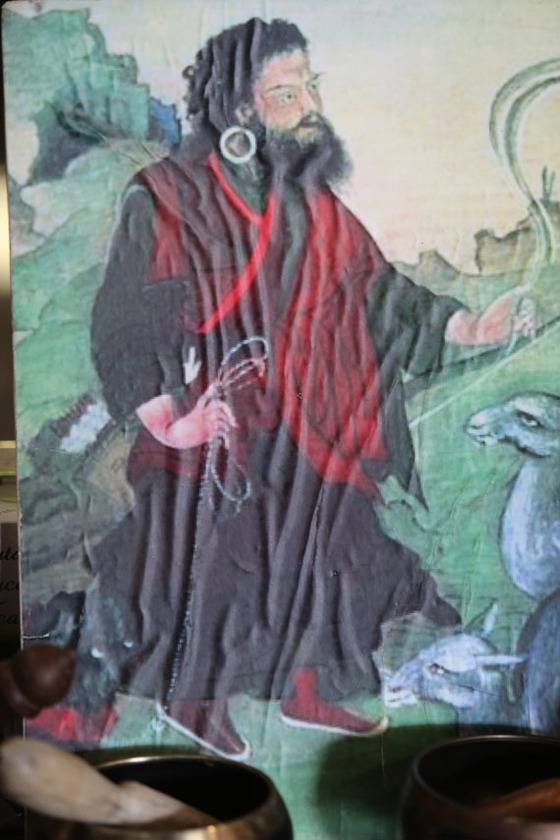 기행을 일삼은 것으로 유명한 '미친 성자' 드룩파 쿤리. 개를 끌고 다니며 수행했다는 이야기를 그렸다.