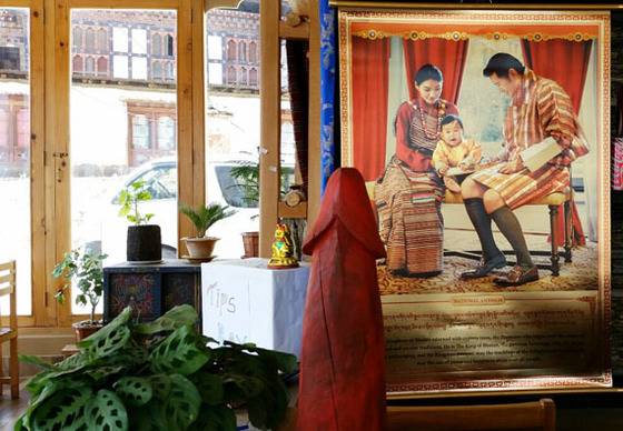 국왕과 왕비의 사진 앞에도 버젓이 놓아둘 만큼 부탄 사람들에게 남근상은 친숙하다.