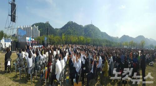 울산광역시기독교연합회가 주최한 2017 울산 부활절 연합예배가 16일 오후 태화강대공원 야외공연장에서 1부 연합예배와 2부 찬양집회로 나눠 진행됐다.(사진=반웅규 기자)