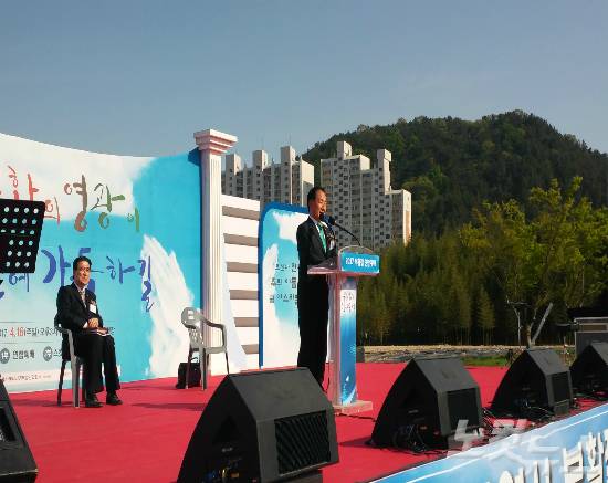 울산광역시기독교연합회가 주최한 2017 울산 부활절 연합예배가 16일 오후 태화강대공원 야외공연장에서 1부 연합예배와 2부 찬양집회로 나눠 진행됐다. 말씀을 선포하고 있는 부산사직동교회 김철봉 목사.(사진=반웅규 기자)