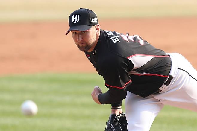 ▲ kt 외국인 투수 라이언 피어밴드는 너클볼을 본격적으로 던지기 시작한 올 시즌 3경기에서 3승 평균자책점 0.36을 기록했다. ⓒ곽혜미 기자