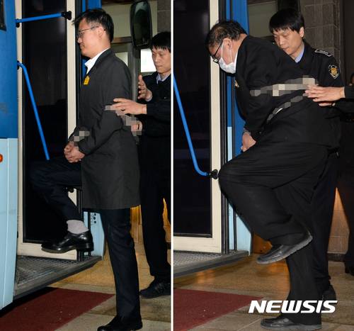 최순실씨의 공범으로 안종범 전 청와대 정책조정수석과 정호성 전 청와대 부속비서관도 지난해 11월6일 구속됐다. '최순실 재단'을 위해 대기업 대상으로 강제 모금한 혐의(안종범)와 최씨에게 각종 청와대 기밀자료를 넘겨준 혐의(정호성)다. 구속된 안종범(오른쪽)과 정호성이 구치소로 향하는 호송차에 올라타고 있다. 뉴시스