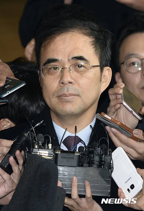 김종 전 문화체육관광부 2차관이 지난해 11월16일 참고인 신분으로 조사를 받기 위해 검찰에 출석했을 때의 모습. 그는 최순실씨와 최씨 조카 장시호씨를 지원한 혐의로 같은 달 21일 장씨와 함께 구속됐다. 뉴시스