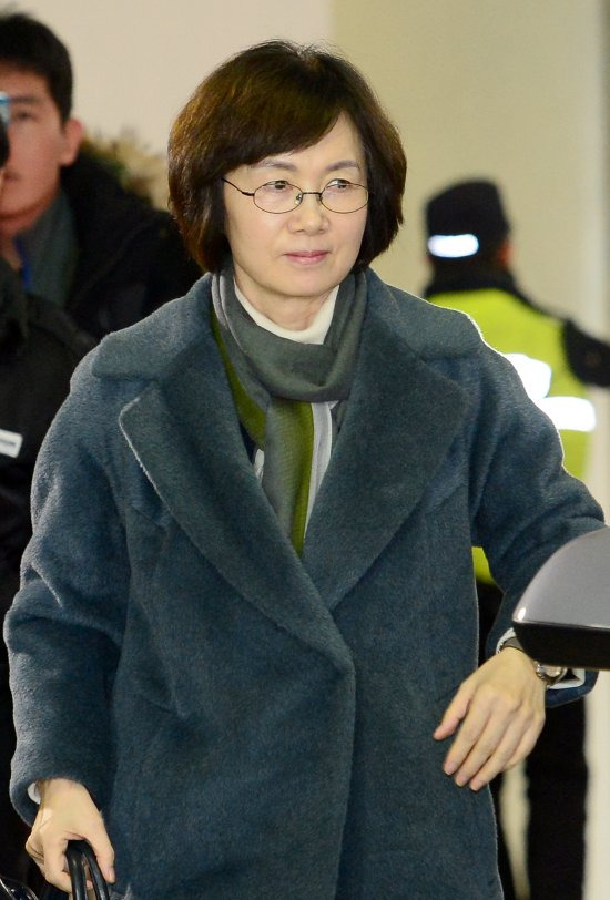 정유라씨에게 이화여대 입학 및 학사 특혜를 준 혐의로 구속영장이 재청구돼 결국 구속수감된 최경희 전 이화여대 총장. 최 전 총장이 지난 2월14일 영장실질심사를 받기 위해 서울중앙지법에 출석했을 때의 모습. 법원은 다음날인 15일 새벽 영장을 발부했다. 뉴시스