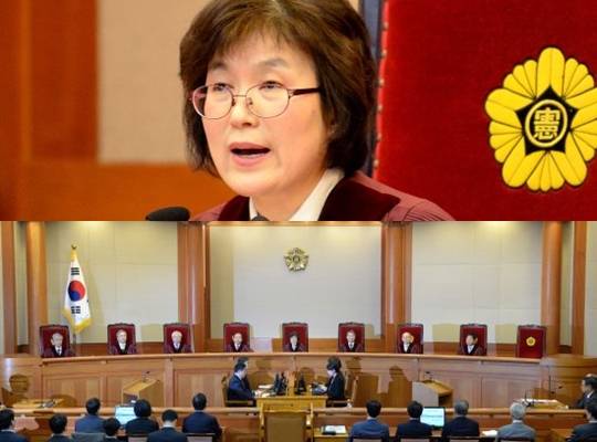 지난달 10일 박근혜 대통령 탄핵심판 선고가 열린 헌법재판소 대심판정 모습(아래). 이정미 헌법재판소 소장 권한대행이 박 대통령 파면을 선고하고 있다(위). 대통령 탄핵은 헌정 사상 처음이었다. 뉴시스
