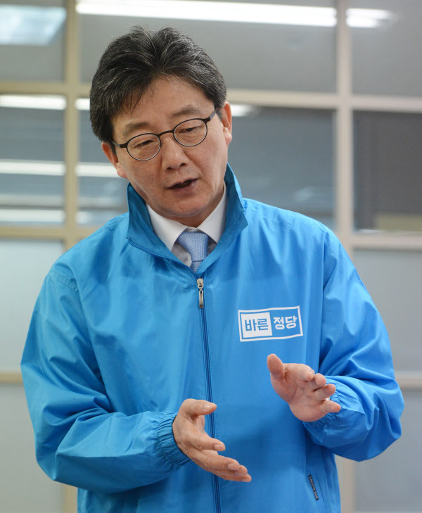 유승민 바른정당 대선후보가 18일 오전 경기 파주시 문산읍 선유산업단지 내 칫솔·치약 등 오랄케어전문업체인 (주)씨앤씨를 방문해 간담회를 하고 있다. /뉴시스