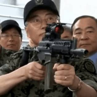 조준 전 하늘을 한번 쳐다보는 문재인 더불어민주당 대선후보(당시 새정치민주연합 대표). [사진 온라인커뮤니티]