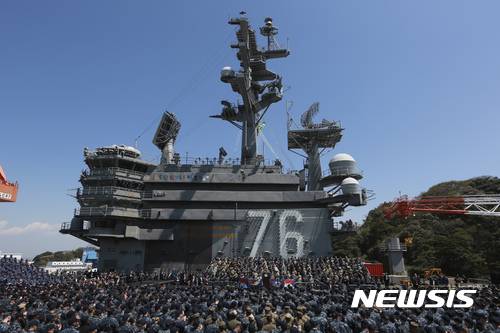 【요코스카(가나가와)=AP/뉴시스】 19일 일본 가나가와(神奈川)현 요코스카(横須賀) 미 해군기지의 원자력 항공모함인 로널드 레이건 호 갑판위에 자위대원들과 미군이 모여있다. 이날 마이크 펜스 미 부통령은 레이건호에 올라 미일 대북 공조를 확인하는 내용의 연설을 했다. 2017.04.19.
