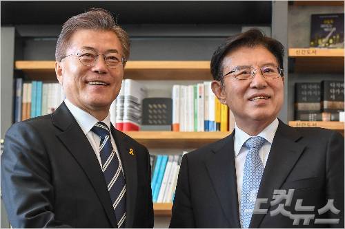 더불어민주당 문재인 대선후보가 19일 오전 서울 마포구의 한 카페에서 김덕룡 전 민화협 대표 상임의장과 국민통합을 위한 대화를 하기 전 악수를 하고 있다. 박종민기자