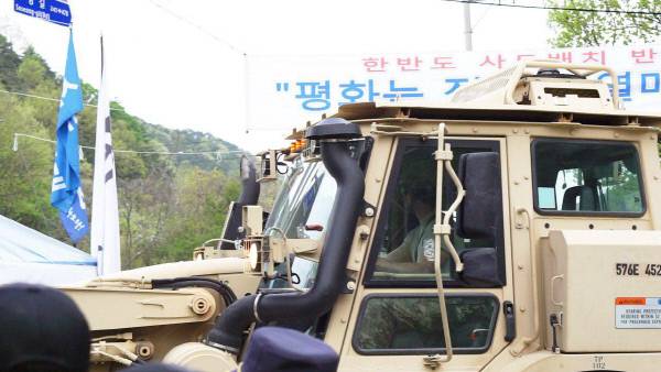 20일 오전 미군 소유로 추정되는 중장비 ‘셔블로더’가 사드 배치 예정지인 경북 성주골프장으로 향하고 있다. 운전석에 미군이 탑승하고 있는 것을 확인할 수 있다.｜성주투쟁위 제공