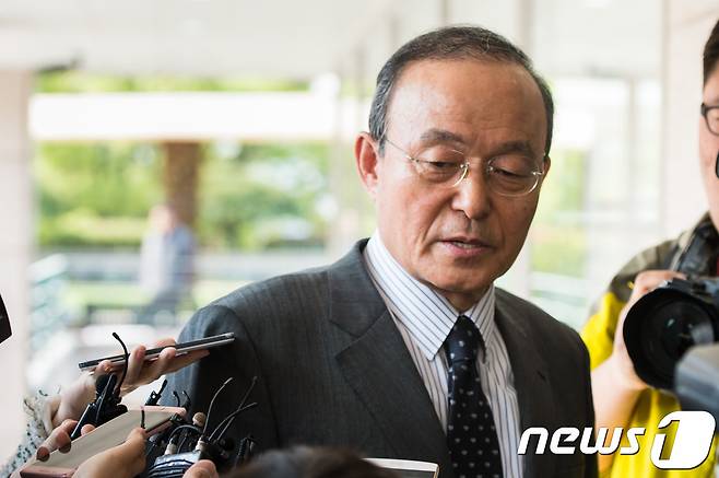 송민순 북한대학원대학교 총장(전 외교통상부 장관)이 21일 서울 종로구 북한대학원대학교로 출근하며 취재진 질문에 답하고 있다. 2017.4.21/뉴스1 © News1 유승관 기자