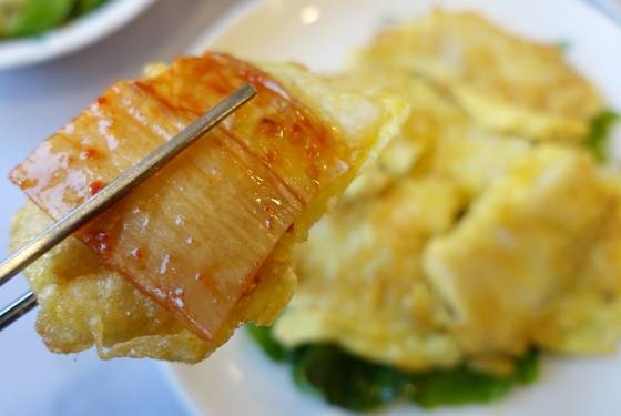 민어 요리로 나라 안에서 가장 유명한 목포 ‘영란횟집’에서 이번에 먹은 음식 가운데 가장 맛있다고 느낀 한 점. 민어전과 묵은지다.