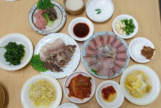 목포 ‘덕인집’의 홍어삼합 한 상(8만원). 장정 둘이 먹기에 넉넉한 양이다.