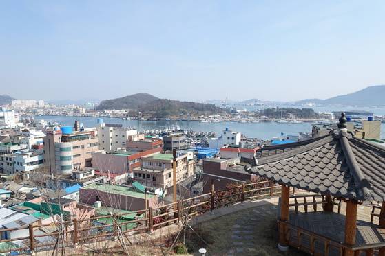 목포진에서 바라본 삼학도. 목포항 어선들이 보인다.