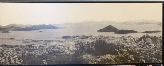 유달산 정상쯤에서 본 1930년대 목포. 삼학도와 목포진 터(3시 방향)·노적봉(6시 방향)·목포역(9시 방향)이 보인다. 목포역과 철길은 이때 바다와 호수를 양 옆에 끼고 물 가운데 있다. 삼학도와 입암산(10시 방향)을 연결하는 둑을 쌓는 간척이 1973년 완공되면서 이 일대는 모두 시가지가 됐다. 목포 근대역사관 전시 사진을 촬영했다.