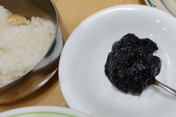 덕인집이 고추장을 담기 위해 지은 찰밥과 13년 묵은 고추장. 빛깔이 춘장 같다. 여주인 김말신 여사가 “맛 보라”며 인심 좋게 내줬다.