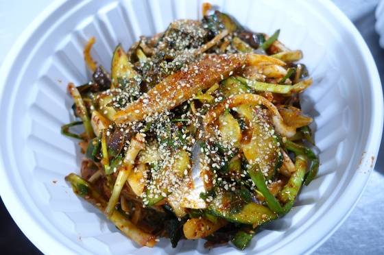 완성된 병어회무침. 버들잎처럼 걀쭉한 병어 살이 도톰하다.