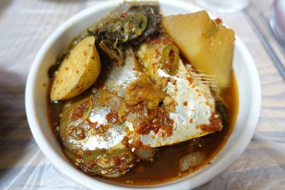 목포 9미 중 하나인 병어와 껍질을 벗기지 않은 감자, 두툼하게 자른 무, 야생 갓 묵은지가 들어간 조림.