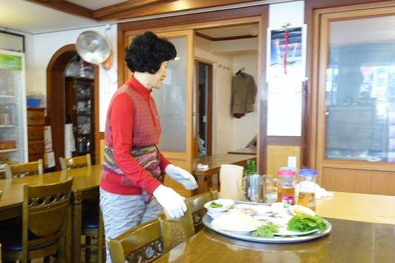 어머니에게서 물려받아 본인의 이름을 걸고 전국에서 가장 유명한 민어 전문점으로 키운 영란횟집의 박영란 대표. 사진을 찍자 “안 된다”며 얼굴을 돌렸다.