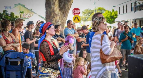 지난 3월 호주 뉴캐슬시에서 열린 버몬트 거리 카니발 축제 모습. 올해 6회째를 맞은 이 축제에는 매년 이 지역에 사는 수십개국 출신 이민자들과 지역민들이 각자의 전통과 관련된 공연을 하거나 상품, 음식을 판매하는 자리를 마련한다. 한국인의 사물놀이도 무대에 올랐다.