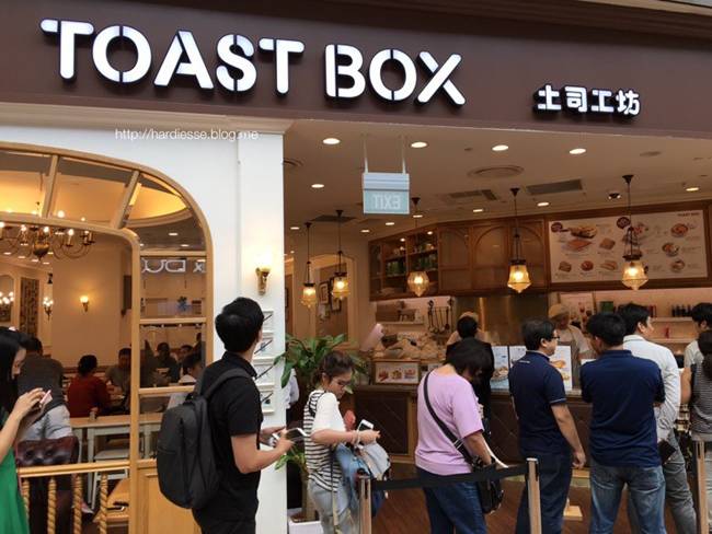 마리나베이샌즈 쇼핑몰 지하에 있는 토스트박스점.