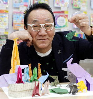 김영만 원장이 동물 모양으로 만든 종이접기를 들어보이고 있다. [한주형 기자]