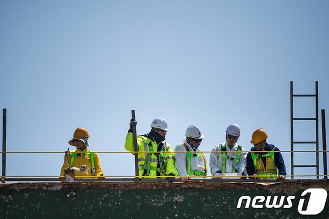 22일 오후 전남 목포시 호남동 목포신항 철재부두에서 4.16 가족협의회 관계자들이 세월호 우현으로 올라가 코리아샐비지 직원들과 도면을 보며 대화를 나누고 있다. 2017.4.22/뉴스1 © News1 성동훈 기자
