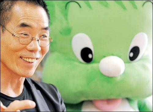 김수정 작가와 둘리 인형