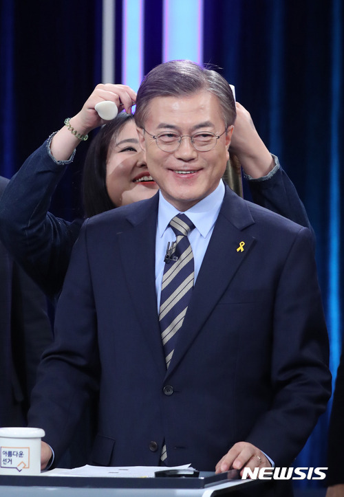 【서울=뉴시스】국회사진기자단 = 23일 오후 서울 영등포구 여의도 KBS 본관에서 열린 중앙선거관리위원회 주최 대선후보 TV토론회에서 문재인 더불어민주당 후보가 스탠딩 토론을 준비하고 있다. 2017.04.23.   photo@newsis.com