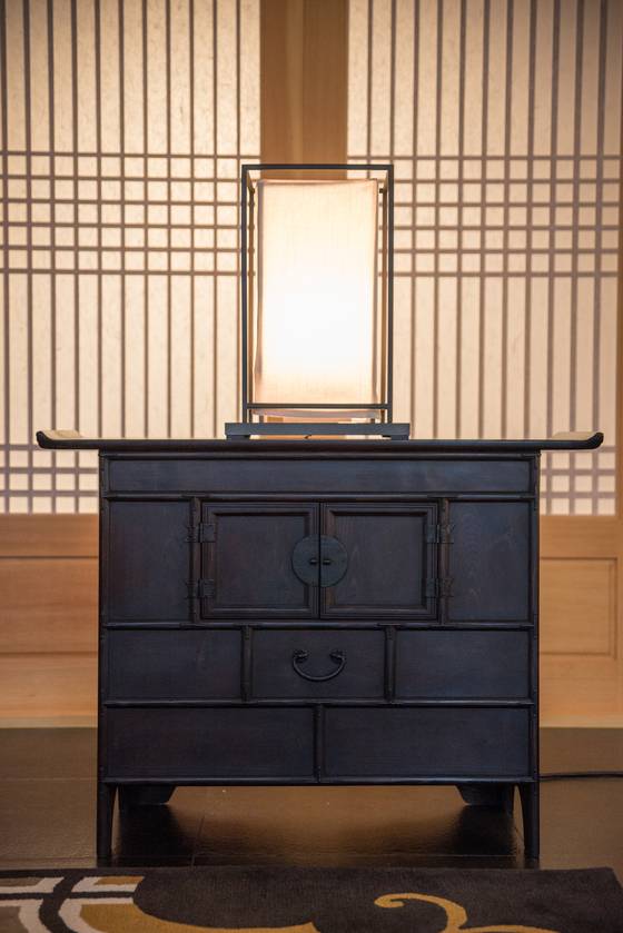 주중한국문화원에 놓인 한국 전통 가구 머릿장. [사진 한국공예디자인문화진흥원]