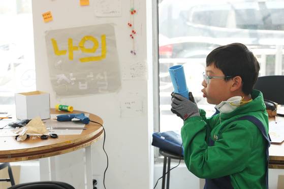 손전등을 만들고 있는최태원군(서울 홍대부속초 5).