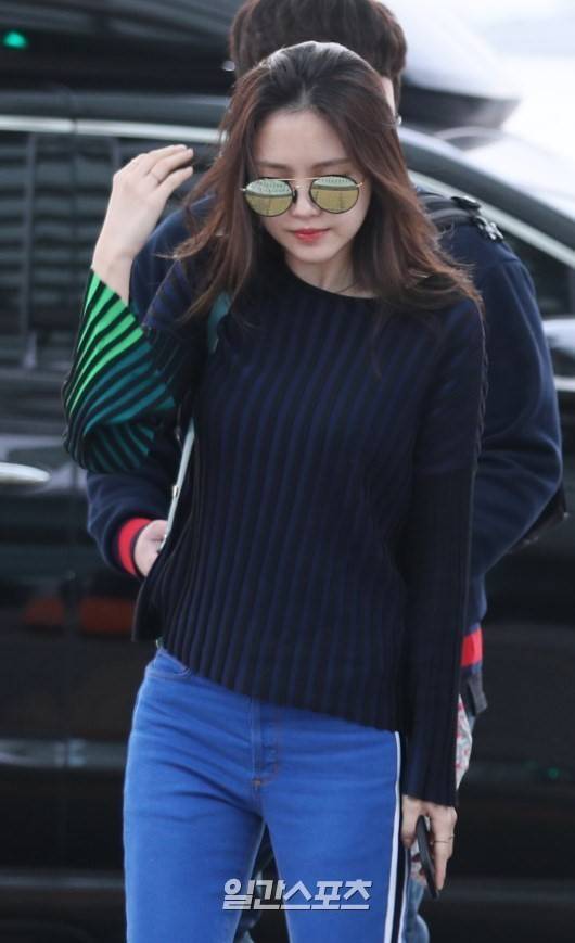 에이핑크 손나은이 지난달 24일 오전 ’MBC뮤직 K-PLUS CONCERT in Hanoi’에 참석차 인천공항을 통해 베트남 하노이로 출국 하고 있다. [사진 일간스포츠]