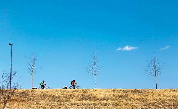 [월간산]푸른 하늘을 배경으로 강변 자전거길을 달리는 자전거 캠핑객들. 여주 자전거길은 뻥 트인 곳이 많아 풍경을 보는 재미가 있다.