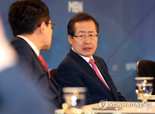 (서울=연합뉴스) 김현태 기자 = 자유한국당 홍준표 대선후보가 26일 오전 서울 종로구 세종문화회관에서 열린 방송기자클럽 초청 토론회에서 질문에 답하고 있다.     mtkht@yna.co.kr