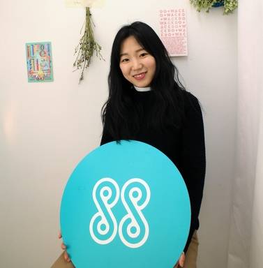 윤자영 스타일쉐어 대표가 단추 모양의 브랜드 심볼과 함께 포즈를 취했다. 옷감과 옷감을 연결하는 단추는 스타일쉐어의 근간인 ‘소통’을 상징한다./사진=스타일쉐어 제공