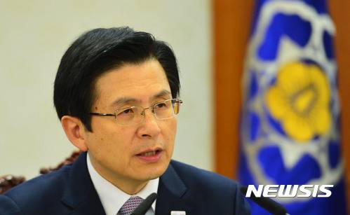 【서울=뉴시스】전진환 기자 = 황교안 대통령 권한대행 국무총리가 27일 오전 국정현안 관계 장관회의가 열린 서울 종로구 정부서울청사 대회의실에서 모두발언을 하고 있다. 2017.04.27.   amin2@newsis.com