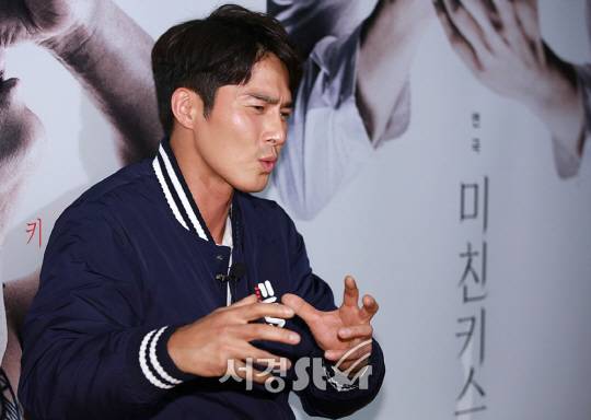 배우 조동혁이 ‘미친키스’ 프레스콜에서 인터뷰에 답변을 하고 있다.