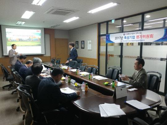 한국산업단지공단 대경권기업성장지원센터(센터장 김사홍)가 현장평가를 통해 디케이티 등 4개 기업을 올 상반기 신규 육성기업으로 선정했다고 28일 밝혔다. 새로 선정된 육성기업은 구미산업단지 입주기업인 디케이티(대표 정정훈), 성산ENG(대표 고재호)와 경북 칠곡군에 위치한 삼성금속(대표 김숙희), 케이엠피(대표 박성락) 등 4개사다. 이들 중소기업은 5월부터 '성장사다리 스텝 업(Step-up) 전략'에 따라 기업 규모와 성장 주기별로 경영·기술·금융 및 마케팅 분야 컨설팅과 임직원 역량 강화 교육서비스 등 종합적이고 체계적인 맞춤형 컨설팅을 3년간 무료로 지원받는다. 육성기업 평가위원회 회의 모습. 산단공 대경권 기업성장지원센터 제공