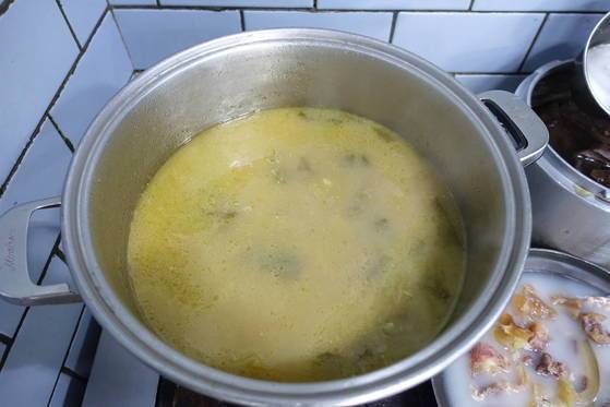 설렁탕 국물에 된장 풀고 우거지 넣어 끓여둔 해장국 국물.