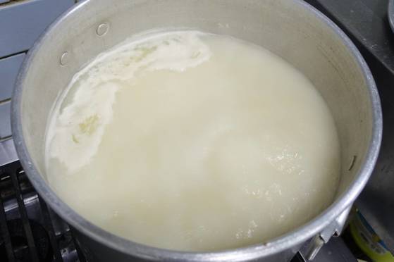 밤새 달인 설렁탕 국물이 점심 손님을 맞으려 끓고 있다. 수육을 데치기도 하고 뚝배기에 담아놓은 수육과 소면을 토렴해 설렁탕으로 나갈 수 있도록 만반의 준비를 갖췄다.