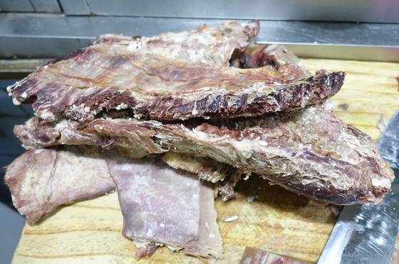 국물을 내고 식혀둔 양지살. 주로 설렁탕 웃기로 쓰고 수육 접시에는 소머리고기와 도가니를 쓴다.