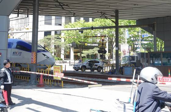 철도 건널목 맞은편에서 본 옛 땡땡거리 형제옥 자리. KTX 기관차 코끝 뒤로 나무들 보이는 곳에 있었다.