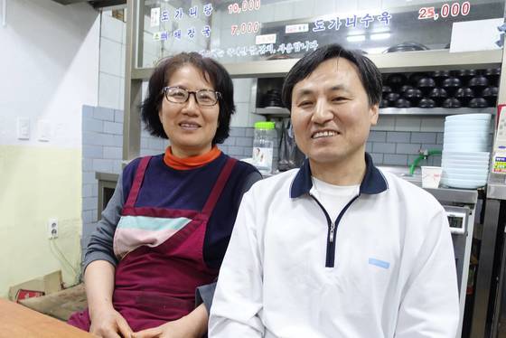 하루 일을 마치고 잠시 휴식 중인 김미자·김상호씨 부부. 단 둘이 음식점을 이끌어가는 이들은 큰일을 겪으면서 욕심은 버리고 마음을 다진 터라 얼굴이 평화로워 보인다.