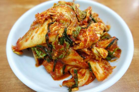 절인 배추를 멸치액젓과 갖은 양념으로 버무려 하루를 재운 김치. 김치가 맛있다고 얘기하는 손님이 많다.