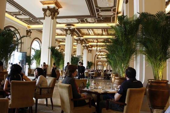 홍콩 페닌슐라호텔 1층 '더 로비'. 애프터눈 티가 시작되는 오후 2시. 이미 자리는 만석이다. 윤경희 기자