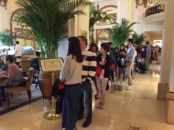 페닌슐라호텔 1층 '더 로비' 입구에 수 십 명의 사람들이 애프터눈 티를 먹기 위해 줄을 서 있다. 윤경희 기자