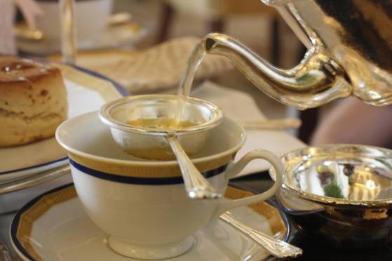 티파니 은식기로 홍차를 우려냈다. 윤경희 기자