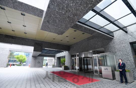 한때 강남파이낸스센터에는 파크하얏트호텔이 들어설 뻔했다. 강남파이낸스센터 후면부의 드롭 오프 존(drop off zone)에는 그 같은 흔적이 남아 있다. /사진=송은석기자